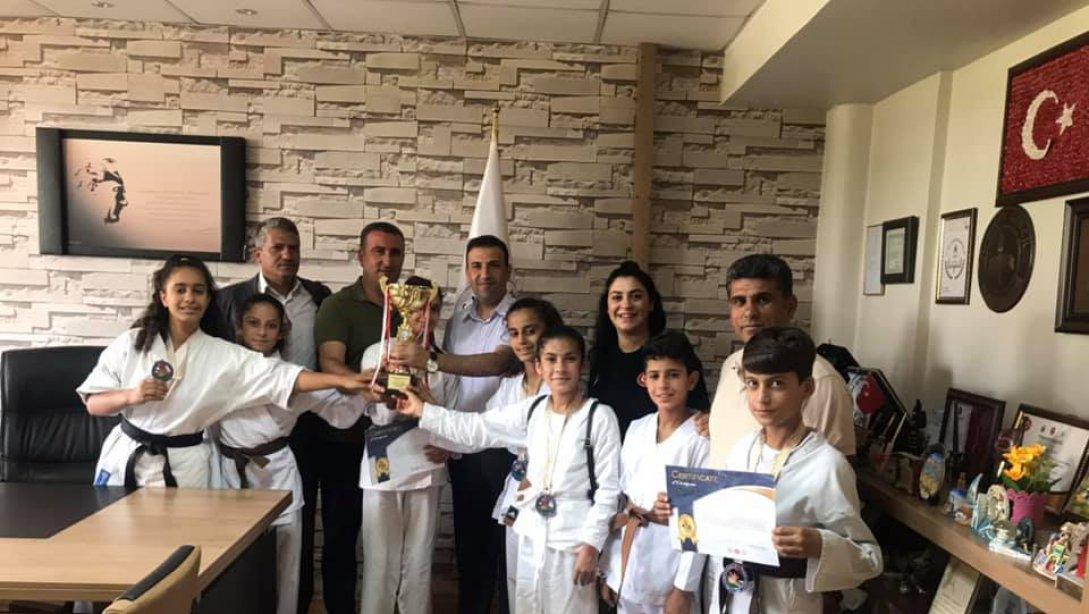 İlçe Milli Eğitim Müdürü Mehmet GÜNER Avrasya Wushu Kyokushın Karate Şampiyonasında Dereceye Giren Öğrencileri Makamında Kabul Etti.