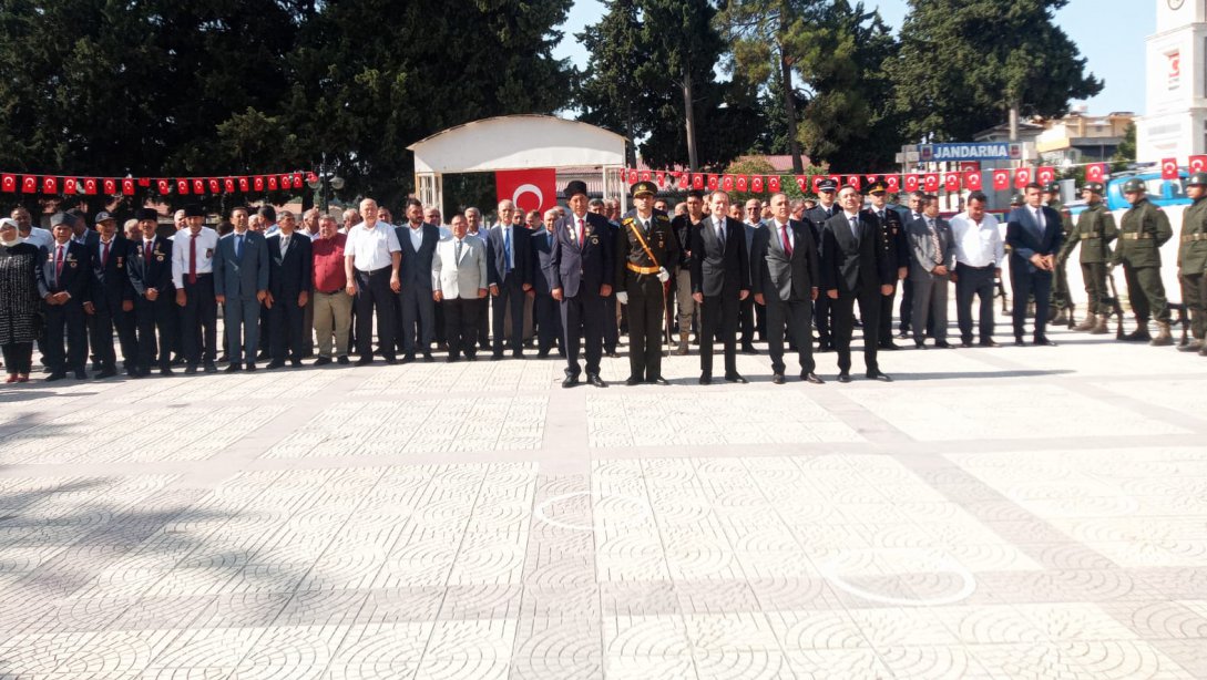 30 Ağustos Zafer Bayramı Münasebetiyle Atatürk Anıtı'na Çelenk Sunuldu